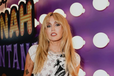 Mirá el look de Miley Cyrus en el estreno del especial.