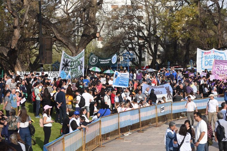 Cerca de las 18 la gran columna de manifestantes llegó a la Plaza Independencia.