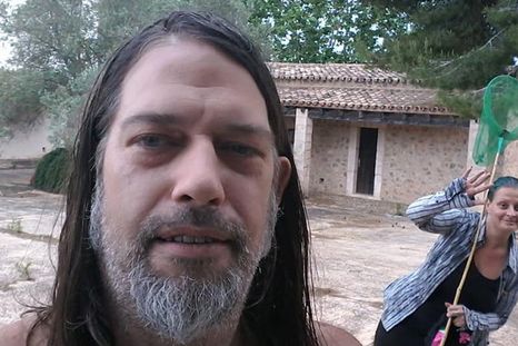 Hippie instala en mansión de Boris Becker un centro intergaláctico