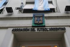 Sacudón en el fútbol argentino por las renuncias de los máximos dirigentes de un club de Primera. Sacudón en el fútbol argentino por las renuncias de los máximos dirigentes de un club de Primera.