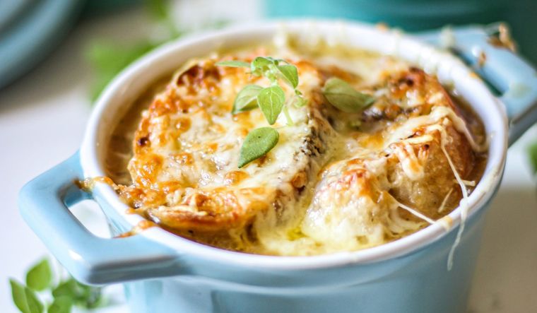 Sorprende a tus sentidos con nuestra sopa de cebolla gratinada Foto: Instant Blog