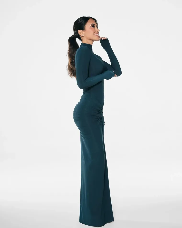 Un diseño de mangas largas y cuello polera marcó la diferencia. Un diseño de mangas largas y cuello polera marcó la diferencia.