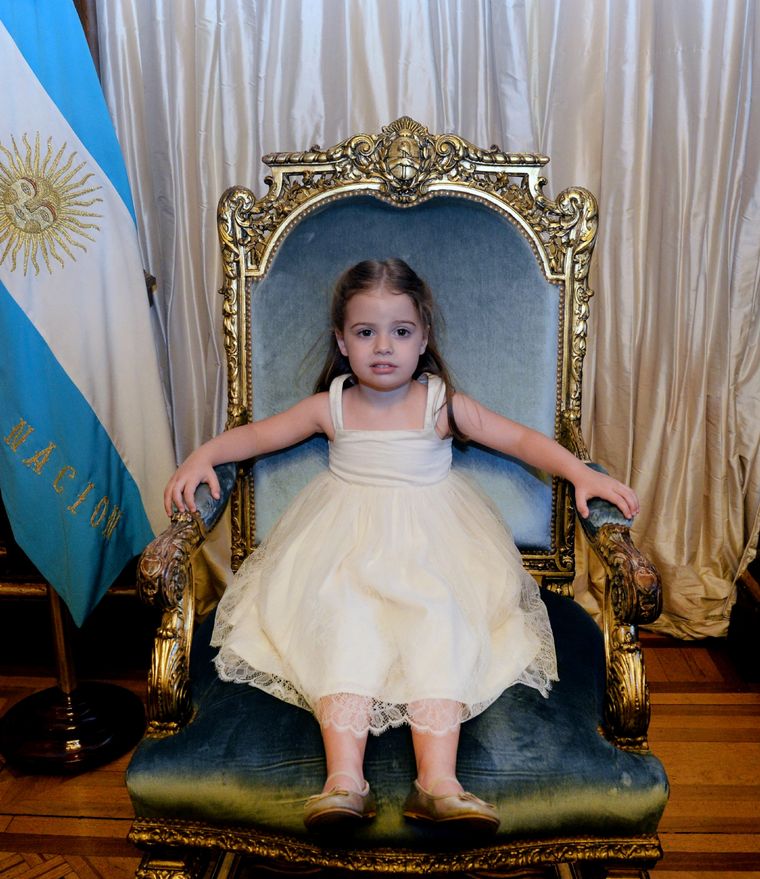Antonia Maci sentada en el sillón presidencial durante la presidencia de Mauricio Macri