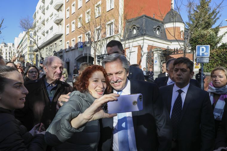 Alberto Fernández llegó a España.