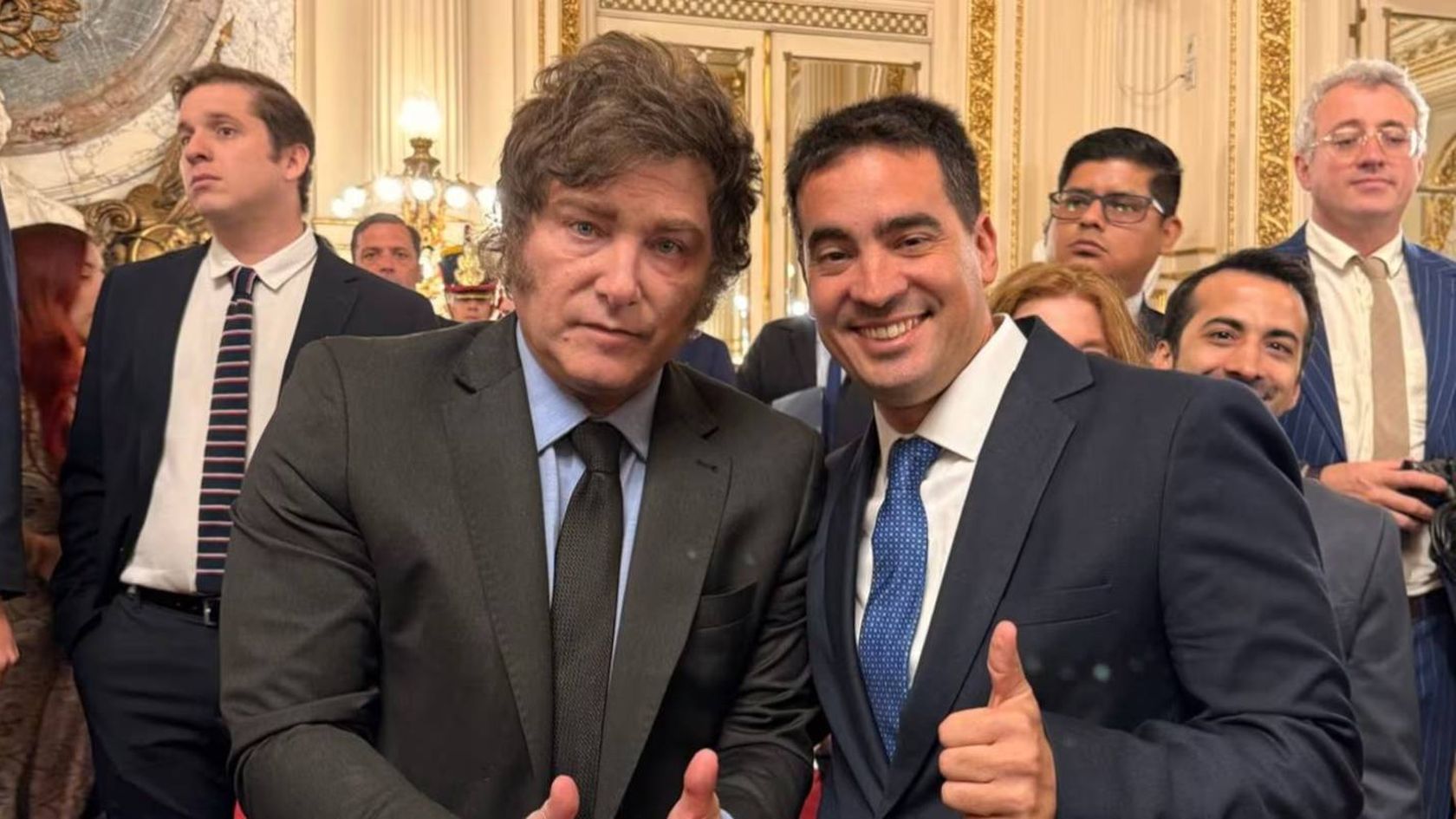 El presidente Javier Milei junto a su nuevo vocero, Adrián Ravier.