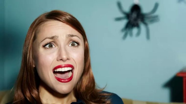 Una mujer grita al ver una araña. Foto: GETTY IMAGES