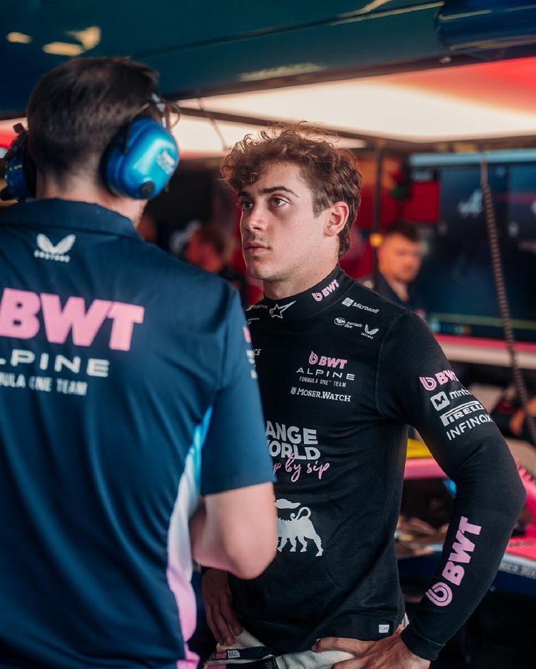 Franco Colapinto aseguró que entrenó específicamente para soportar el calor y destacó la exigencia del circuito urbano de Marina Bay, donde buscará sumar sus primeros puntos.