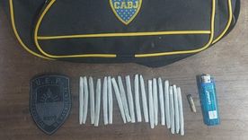 El sospechosos arrojó un bolso a una acequia y luego se dio a la fuga tras avistar a la policia en Maipú. El sospechosos arrojó un bolso a una acequia y luego se dio a la fuga tras avistar a la policia en Maipú.