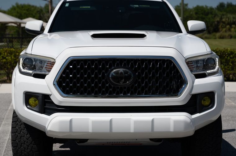 Esta Toyota Tacoma de 2018 está equipada con un motor V6 de 3.5 litros, caja manual de seis velocidades y varios accesorios.