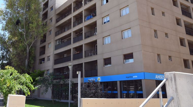 Según el cronograma oficial de la Anses, hoy cobran jubilados que perciben la mínima y titulares de programas sociales. Según el cronograma oficial de la Anses, hoy cobran jubilados que perciben la mínima y titulares de programas sociales.