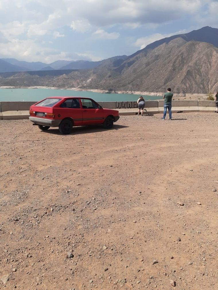 Tranquilos Como si de una travesura se tratara, los acusados grafitean en medio de las montañas.