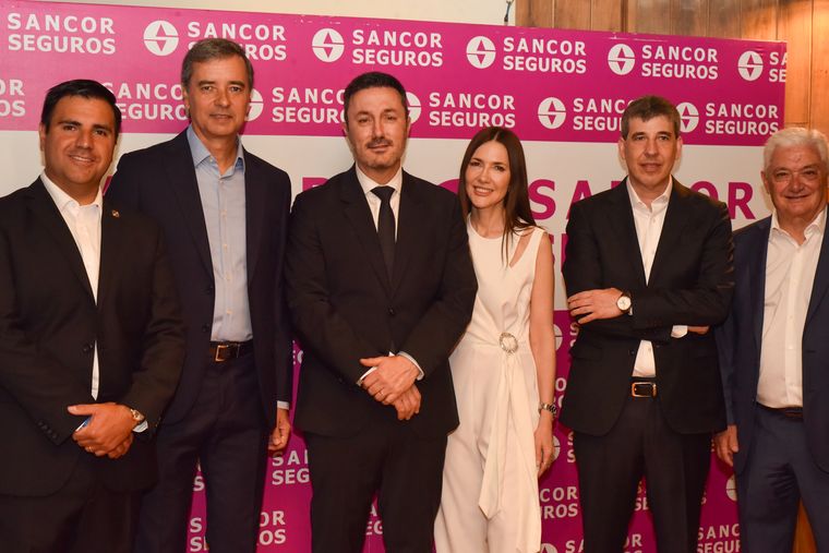 El diputado nacional Luis Petri, la periodista Cristina Pérez y autoridades del Grupo Sancor Seguros. El diputado nacional Luis Petri, la periodista Cristina Pérez y autoridades del Grupo Sancor Seguros.
