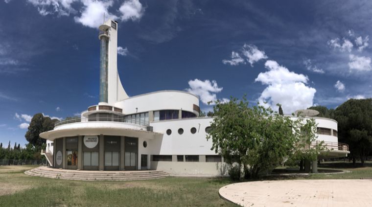 El Museo Cornelio Moyano está ubicado en el parque General San Martín.
