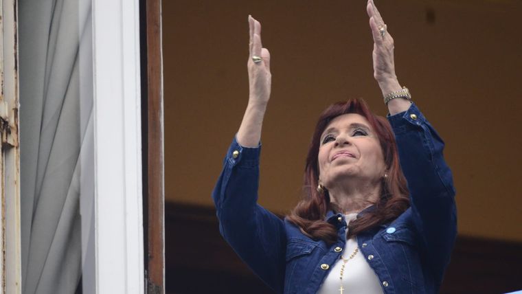 La expresidenta Cristina Fernández de Kirchner, desde su balcón en San José 1111. Foto: MDZ