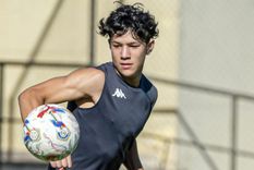 Santiago Galeano tiene 13 años y fue promovido al plantel profesional de Nacional de Paraguay Santiago Galeano tiene 13 años y fue promovido al plantel profesional de Nacional de Paraguay