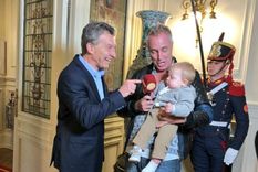 marley y mirko con macri: el bebe probo el sillon presidencial