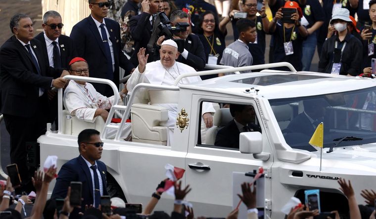El papa, en la capital de Indonesia. Foto: Efe.