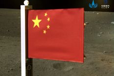 La bandera china desplegada sobre la Luna mide 200 centímetros de ancho por 90 de alto.