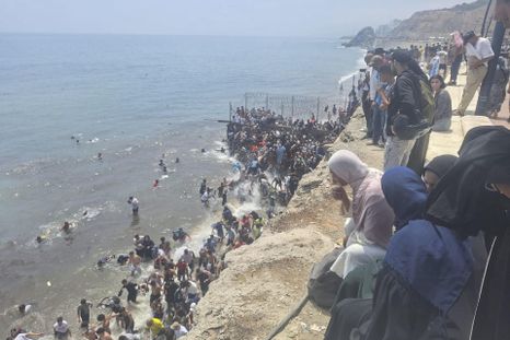 Piden cerrar la frontera de España con Marruecos por la entrada masiva de migrantes. Foto Efe Piden cerrar la frontera de España con Marruecos por la entrada masiva de migrantes. Foto Efe