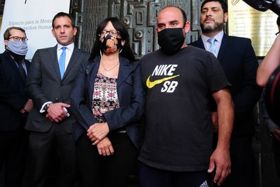 MDZol | Bronca Los papás de Florencia (centro) y los doctores Agustín Magdalena (izquierda) y Cristian Vaira Leyton (derecha). Foto: ALF PONCE MERCADO / MDZ