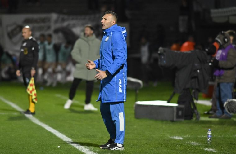 Godoy Cruz derrotó 3-1 a Platense y el entrenador cordobés consiguió su primera victoria después de cuatro caídas consecutivas.