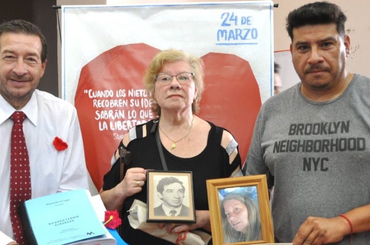 Susana Montoya, la mujer asesinada, junto a sus hijos Foto: X @nicoleesanchezm