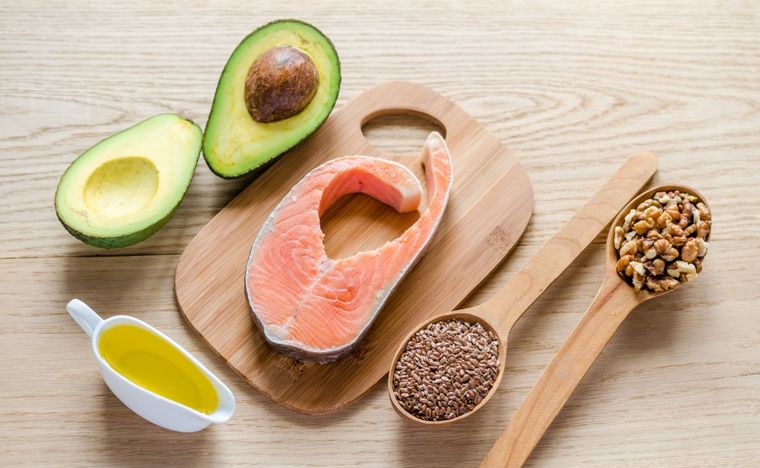 Salmón con crema de aguacate Una receta simple y deliciosa para sorprender a tu familia. Foto: Shutterstock