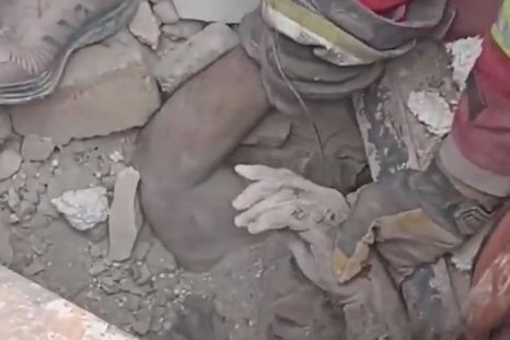 milagro en iran: rescataron a una persona viva entre los escombros tras un ataque estadounidense milagro en iran: rescataron a una persona viva entre los escombros tras un ataque estadounidense