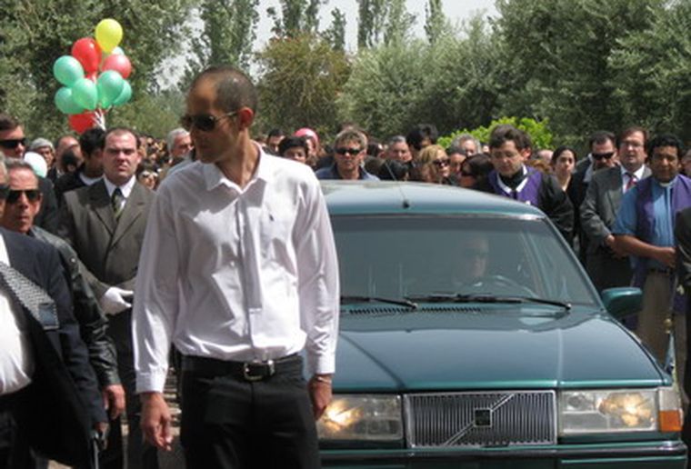 Instante en que los restos mortales de Paula llegaban su última morada.