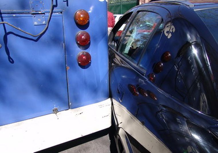 El trole chocado, chocó a un auto. Foto: MDZ