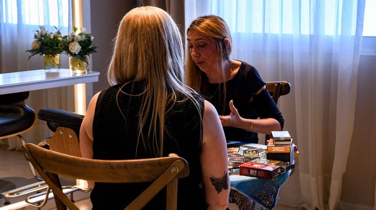 En el primer piso, las invitadas especiales podían anotarse y hacerse una tirada de tarot con Ale. En el primer piso, las invitadas especiales podían anotarse y hacerse una tirada de tarot con Ale.