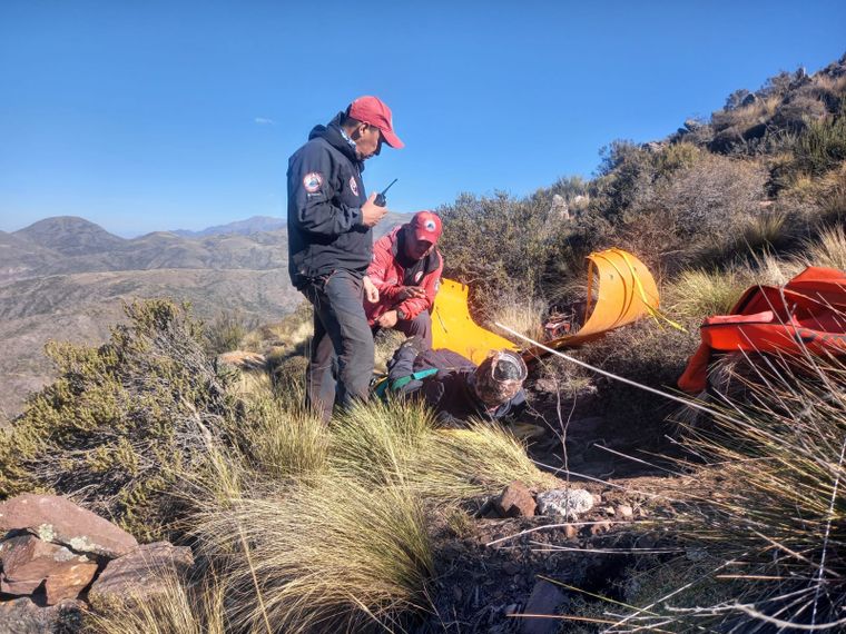 El motociclista sufrió lesiones en una de sus rodillas.