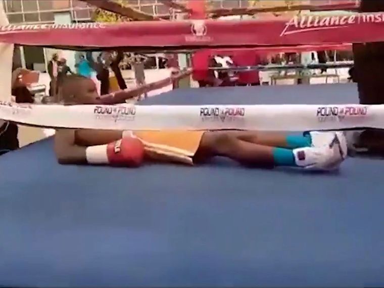 Taurai Zimunya, luego de ser noqueado. Foto: Captura