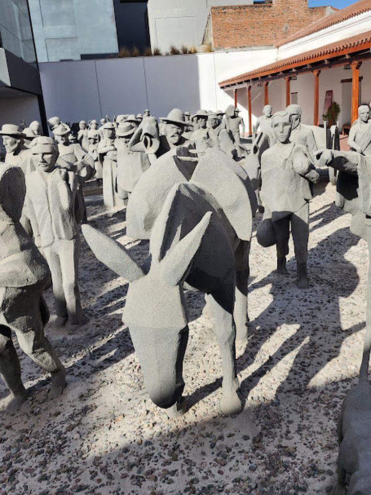 Escultura del éxodo jujeño en el cabildo de jujuy. Foto: Gabriela Yalangozian