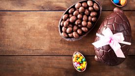 Para poder elaborar tus propios huevos de chocolate para esta Pascua y que sean deliciosos la clave está en elegir un buen chocolate.