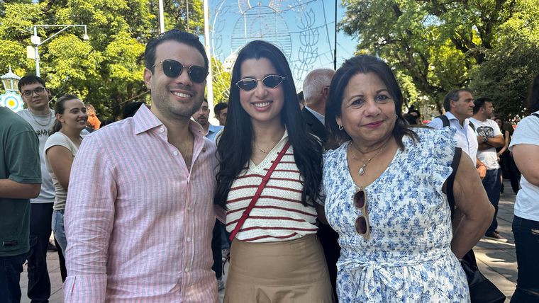 Fernando, María Delia y Nelly, turistas que nos visitan desde Centroamérica. Fernando, María Delia y Nelly, turistas que nos visitan desde Centroamérica.