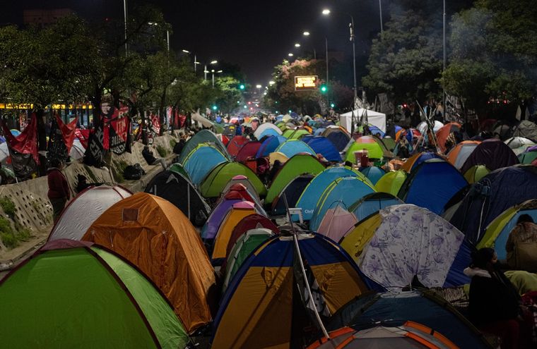 Los piqueteros extendieron la protesta una noche más Foto: El Economista