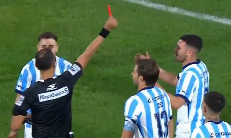 Martínez fue expulsado tras una revisión del VAR durante el duelo entre Racing y Rosario Central.