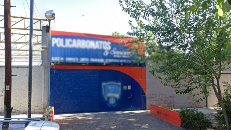 Videos: un importante incendió afectó una fábrica en Godoy Cruz - Image 1