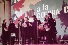 Cuando Quilapayún cantó por primera vez la melodía tuvo que hacerlo apoyado con textos, pues no se sabían la letra de memoria. Atrás, un letrero que dice: No a la guerra civil.