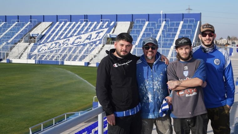 Algunos de los Pintores Bodegueros orgullosos con el escudo del Club Deportivo Godoy Cruz Antonio Tomba de fondo.