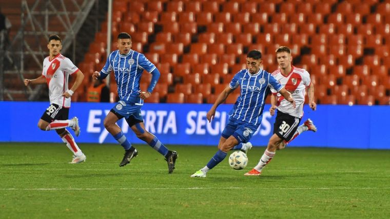 El Tomba buscará ante River en el Monumental su primera victoria en el Torneo Clausura. El Tomba buscará ante River en el Monumental su primera victoria en el Torneo Clausura.