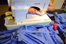 Muchas personas están fabricando barbijos para ellos mismos, su familia o para vender