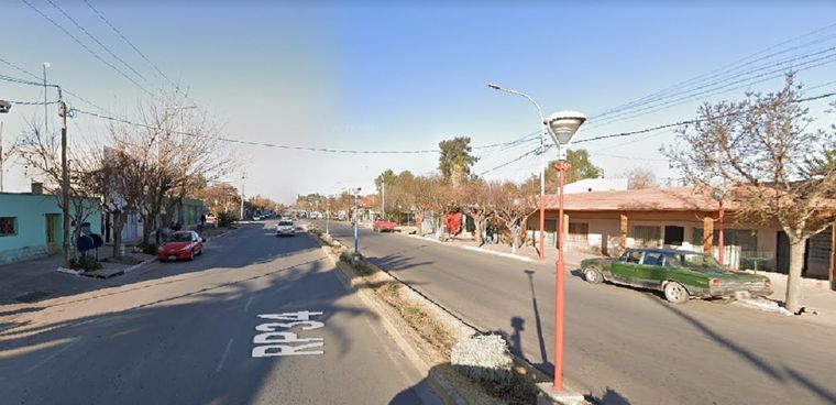 El niño montaba a caballo por la calle principal de la localidad lavallina