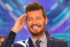 Marcelo Tinelli cerca de cambiar de canal. / @eltrece