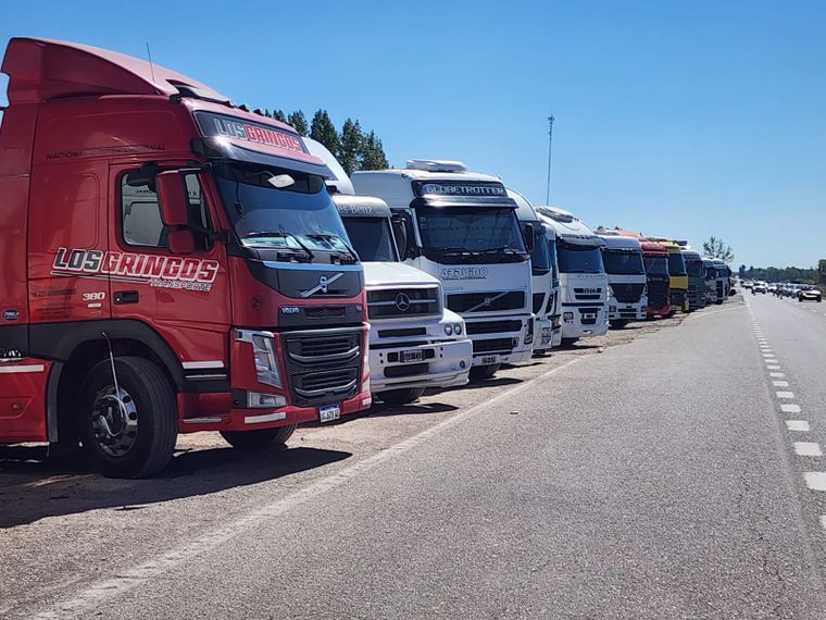 Los camioneros reclaman en la ruta 40 y ruta 7. Los camioneros reclaman en la ruta 40 y ruta 7.