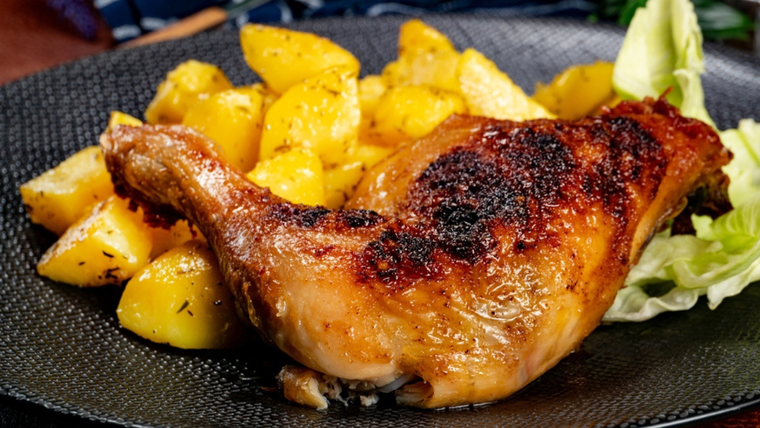 Receta clásica de pollo al horno con papas. Receta clásica de pollo al horno con papas.