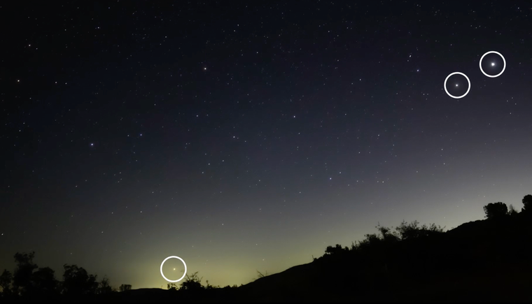 De izquierda a derecha se distinguen Marte, Saturno y Júpiter, que serán parte del desfile planetario entre mediados y finales de febrero.