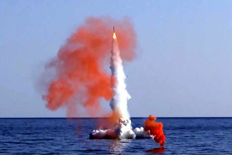 Rusia, desde submarinos, lanzó misiles Calibre en el mar de Japón. Foto Dpa