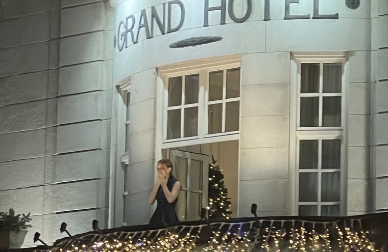 Los hijos de María Corina Machado salieron al histórico balcón del Grand Hotel en Oslo, Noruega.